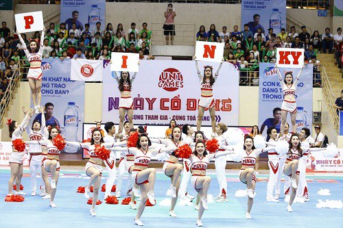 Nhóm nhảy để cổ động và cheer team